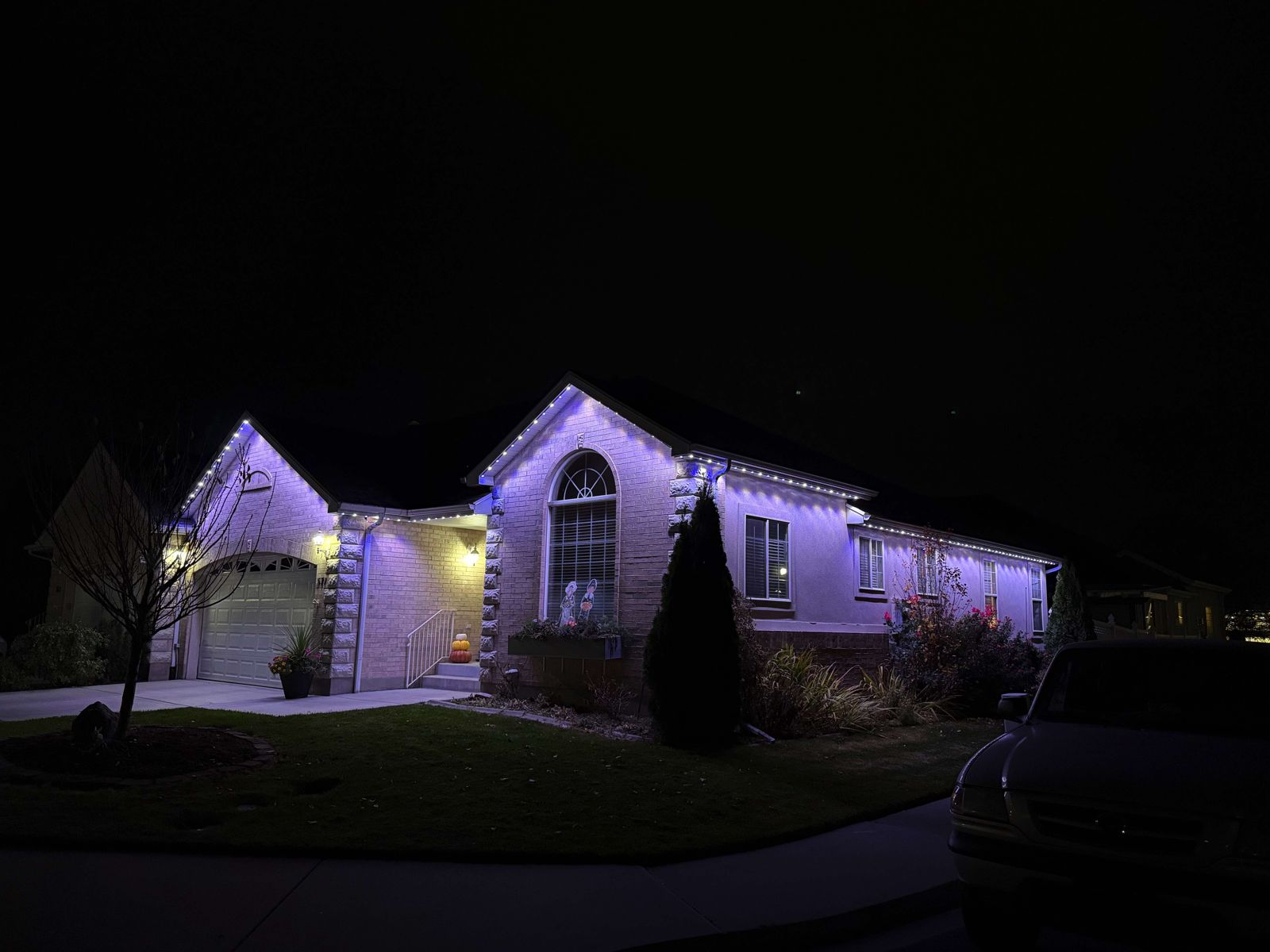 Purple roofline lighting on a Utah home
